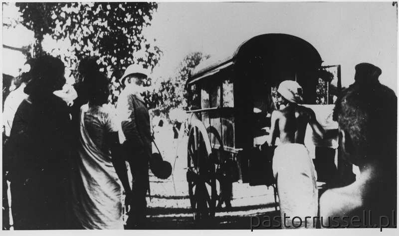 I62 - 1912, February - Boarding Ox-Cart-Travencore, Lndia Wynik
