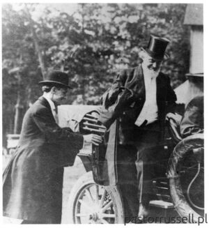 I56 - Br Russell Getting Out Of A Car - Wearing A Top Hat Wynik