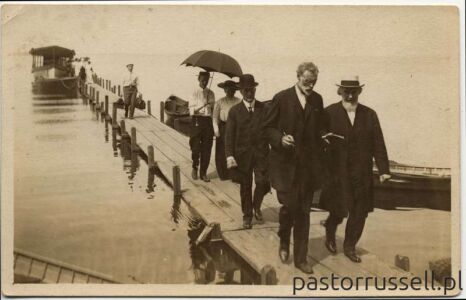 I60 - 1913 - Pastor Russell With Br Van Amburgh Followed By Br Sexton Wynik