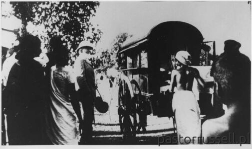 I62 - 1912, February - Boarding Ox-Cart-Travencore, Lndia Wynik