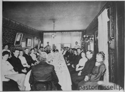 P37 - 1909 Or Earlier - Bible House Family Around Dining Room Table Wynik